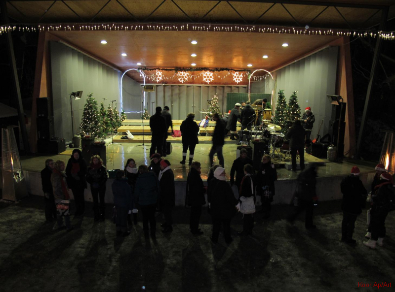 7 December 2012 Koor Ap-Art uit Millingen komt aan op de Weinachtsmarkt