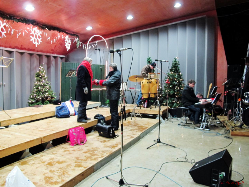 7 December 2012  Het speciale Podium en de muziek begeleiding voor koor Ap-Art.