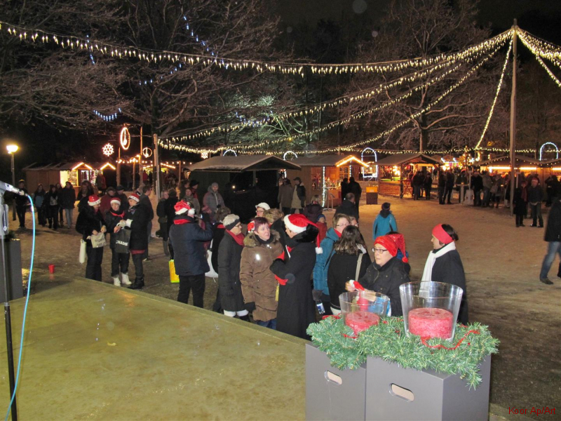 7 December 2012 Koor Ap-Art uit Millingen komt aan op de Weinachtsmarkt